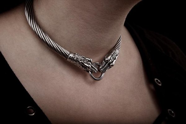 Halsband mit Drachenkopf und Ring der "O" Gr. 35-49