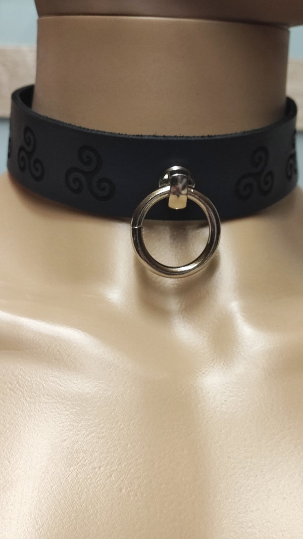Lederhalsband blau mit Triskele und großem Ring